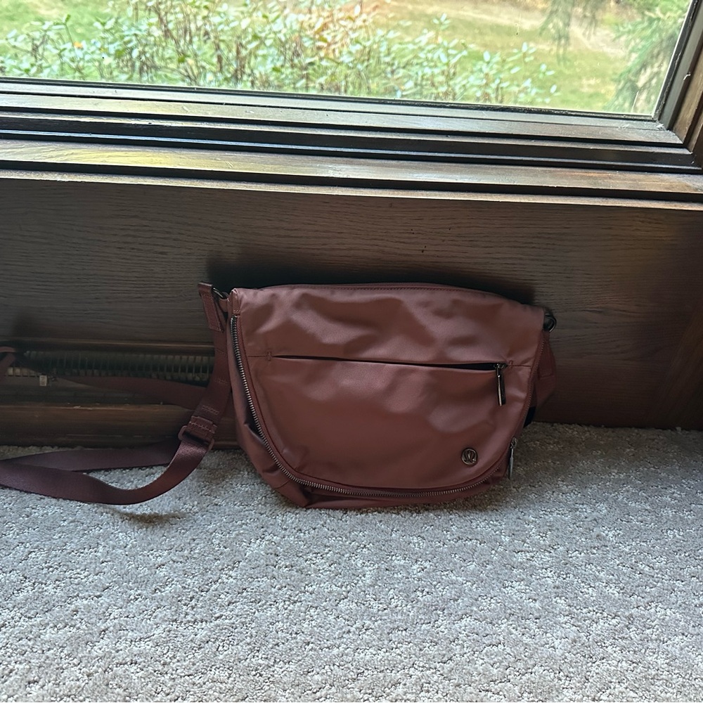 Lululemon Athletica Rose Messenger Bag - Picture 2 of 3
